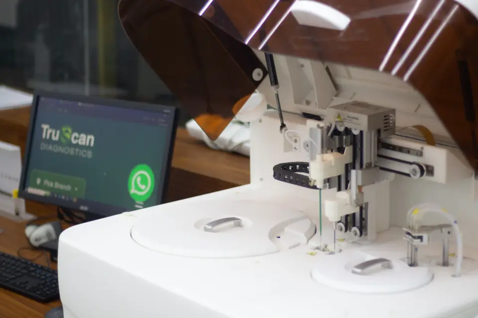 Laboratory analyser